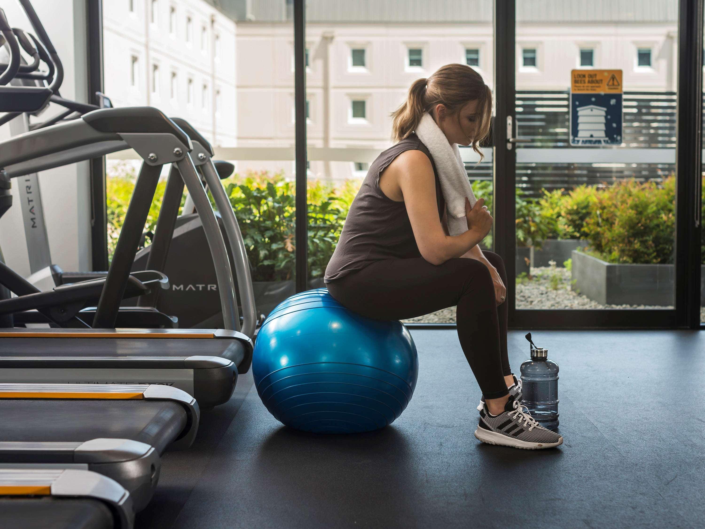 Pullman Sydney Airport Otel Dış mekan fotoğraf A woman sitting on a Swiss ball