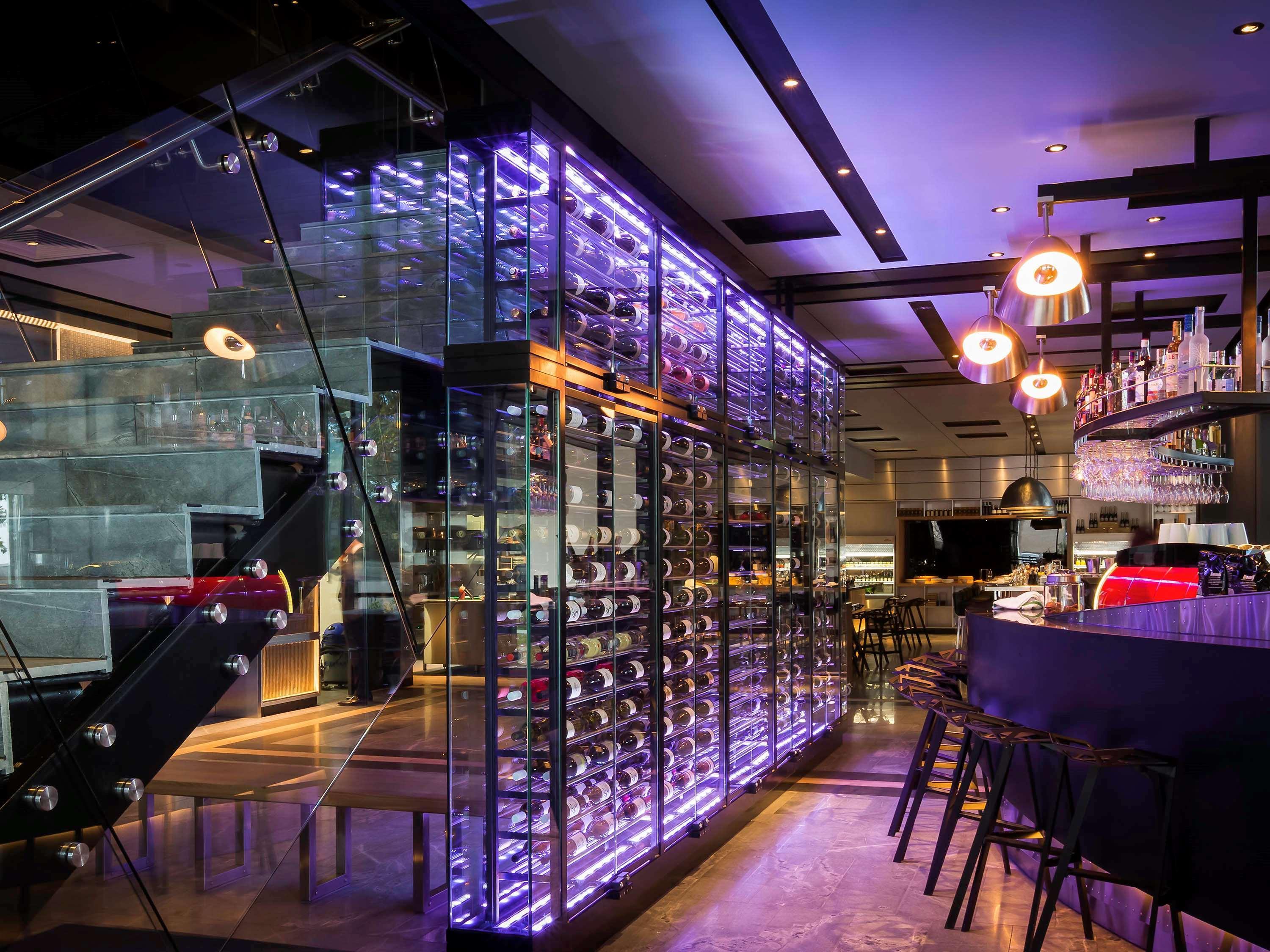 Pullman Sydney Airport Otel Dış mekan fotoğraf Wine display at the bar