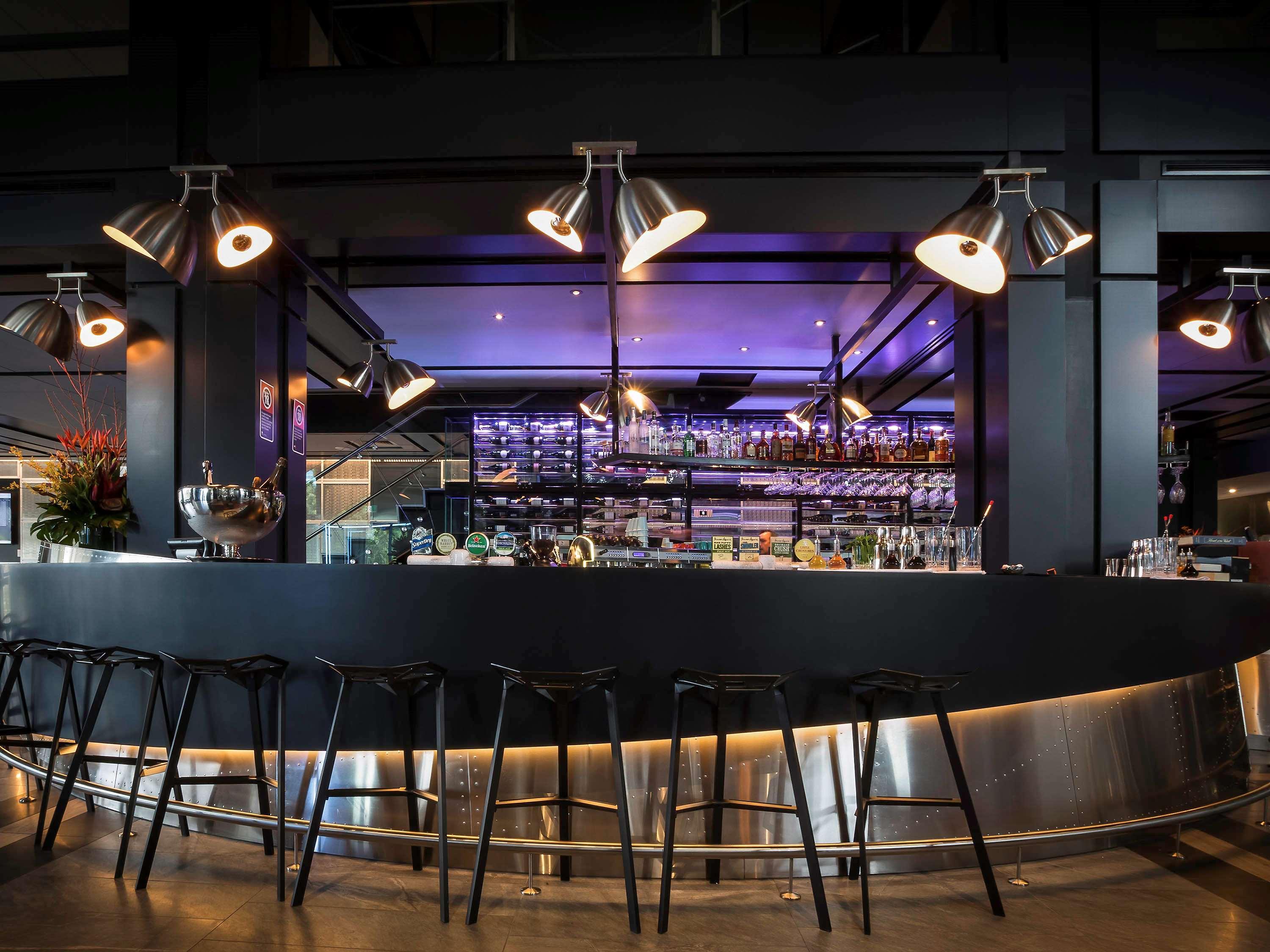 Pullman Sydney Airport Otel Dış mekan fotoğraf The bar at the restaurant