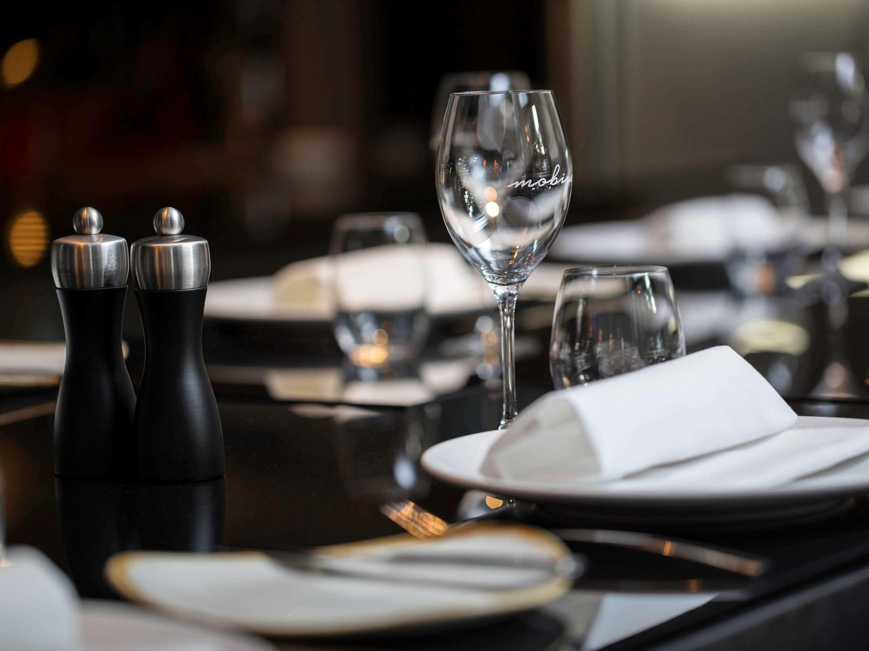 Pullman Sydney Airport Otel Dış mekan fotoğraf A restaurant table set for service
