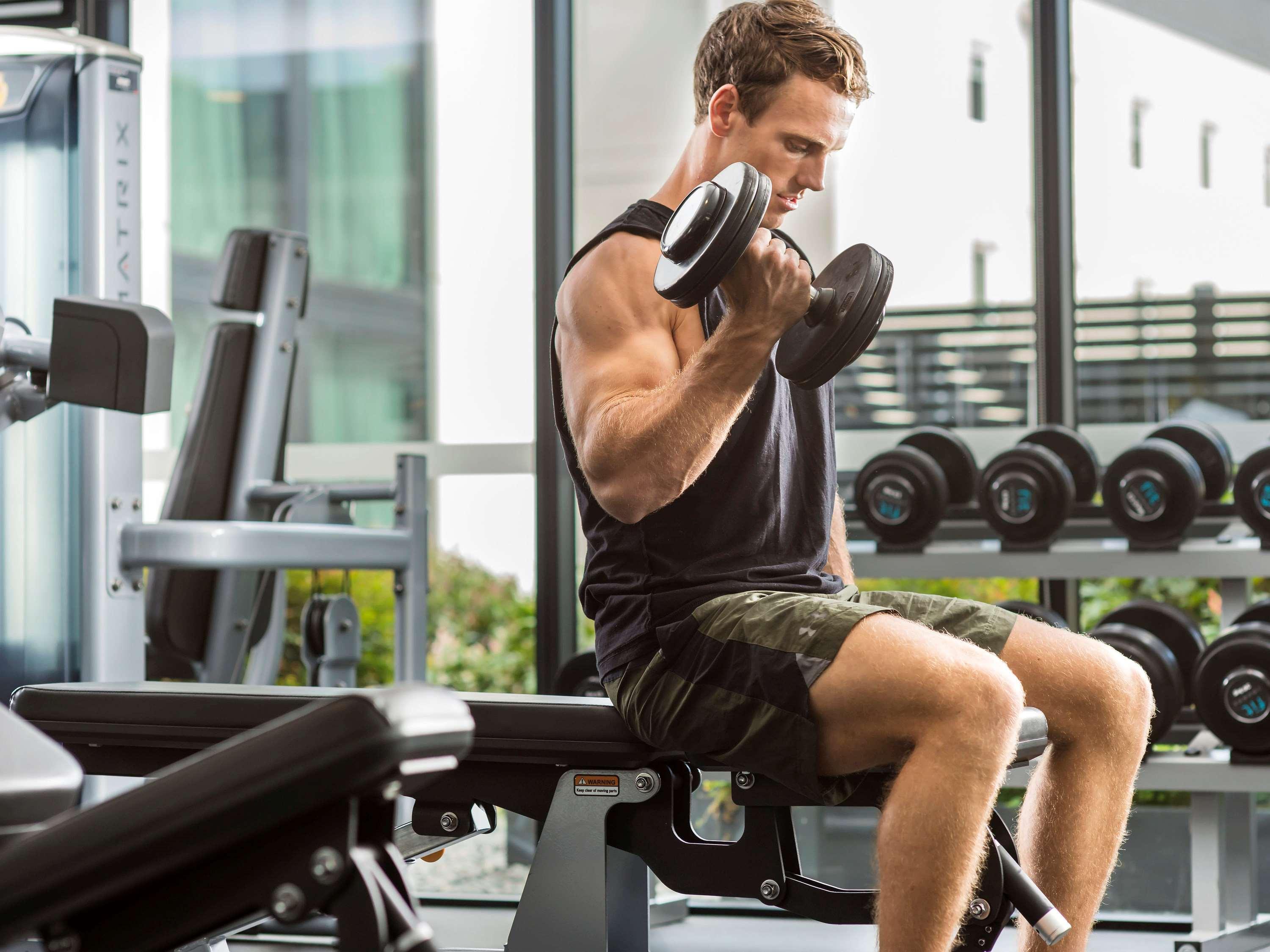 Pullman Sydney Airport Otel Dış mekan fotoğraf A bodybuilder training with dumbbells
