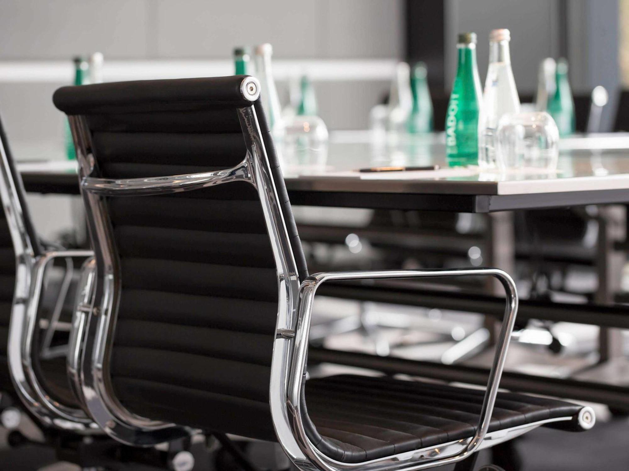 Pullman Sydney Airport Otel Dış mekan fotoğraf S 64 chair