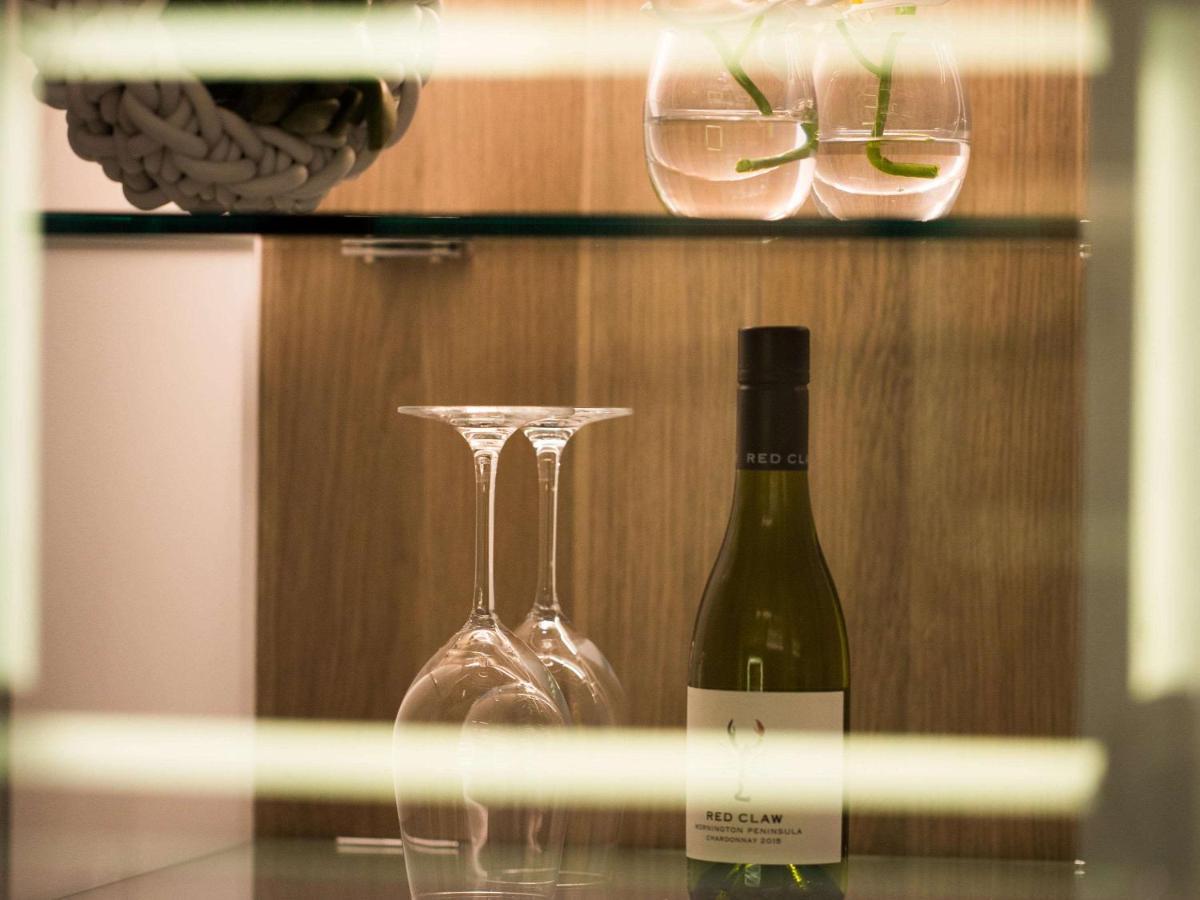 Pullman Sydney Airport Otel Dış mekan fotoğraf A bottle of wine in a hotel room